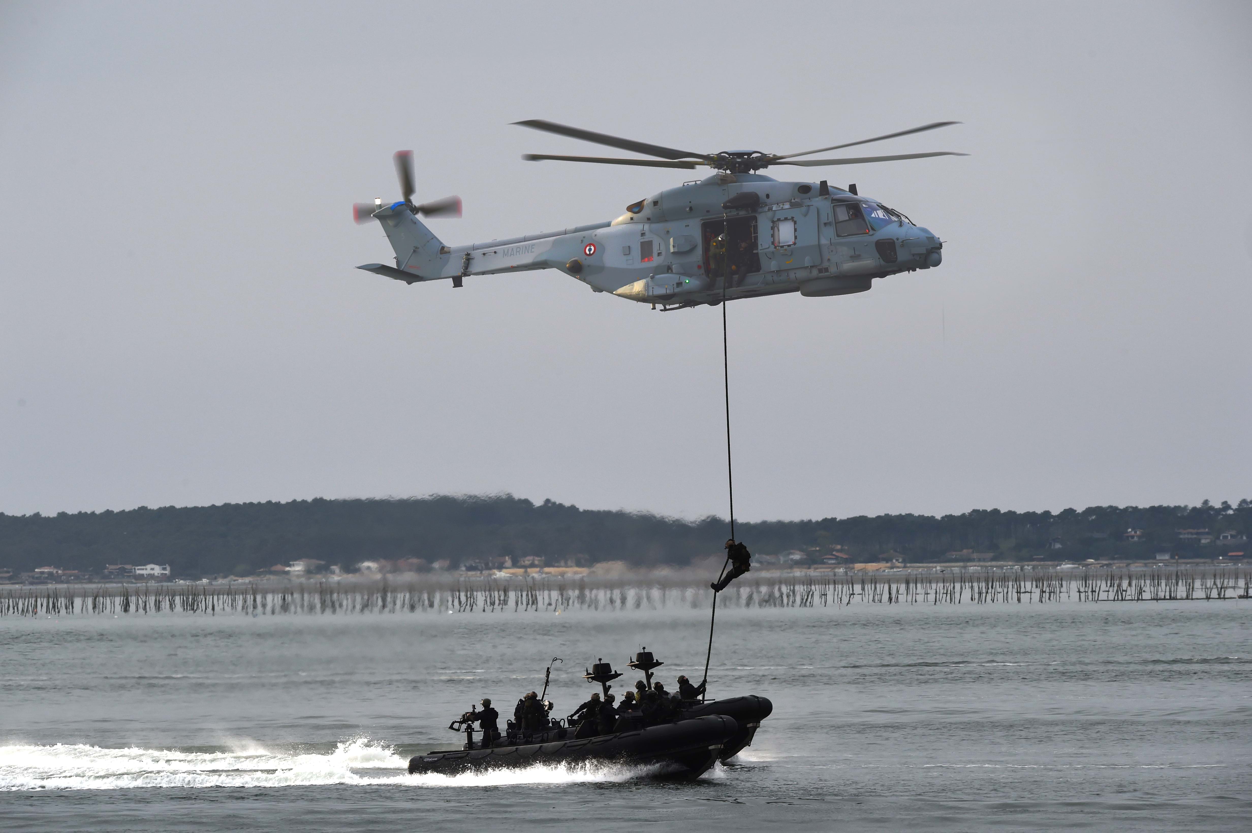 Helikopterslipp av Zodiac gummibåt