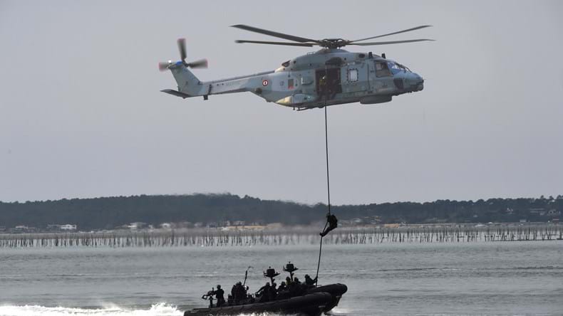 Helikopterslipp av Zodiac gummibåt